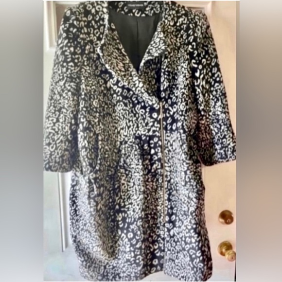 WOMEN’S BLACK & WHITE PEPLUM COAT W/FABRIC BELT (MINT CONDITION) (SIZE LARGE) - Picture 3 of 7